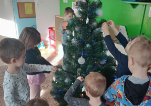 Dzieci ubierają choinkę