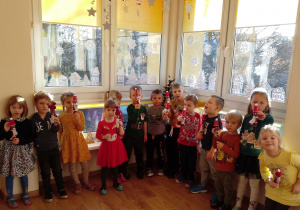 Dzieci pokazują wykonane Mikołaje