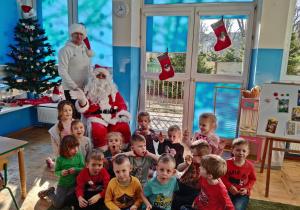 Zdjęcie grupowe Z Mikołajem i jego pomocnikiem