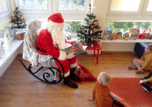 Mikołaj czyta dzieciom bajkę