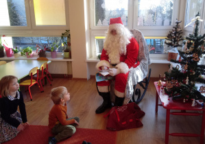 Mikołaj czyta dzieciom bajkę