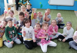 Dzieci prezentują zapakowane mydełka
