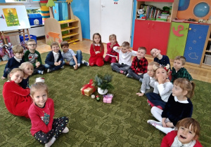 Dzieci odgadują zagadki związane ze Świętami Bożego Narodzenia