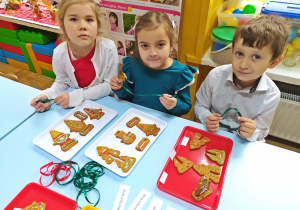 Dzieci pakują pierniczki dla Mikołaja