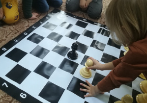 Dzieci na zajęciach szachowych poznają piona