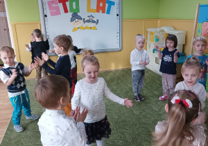 Dzieci świętują Dzień Babci i Dziadka