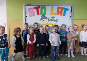 Dzieci świętują Dzień Babci i Dziadka
