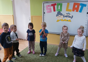Dzieci świętują Dzień Babci i Dziadka
