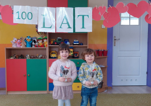 Dzieci pozują do zdjęcia z okazji Dnia Babci i Dziadka