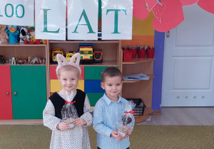 Dzieci pozują do zdjęcia z okazji Dnia Babci i Dziadka