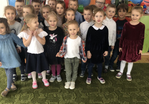 Dzieci śpiewają piosenkę dla babci i dziadka