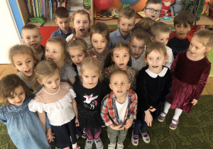Dzieci recytują wiersz dla babci i dziadka