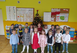 Dzieci śpiewają piosenkę dla babci i dziadka