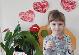 Anastazja pozuje z serduszkiem z puzzli