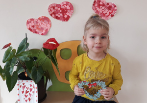 Dziewczynka pozuje do zdjęcia
