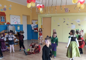 Dzieci bawią się na balu karnawałowym