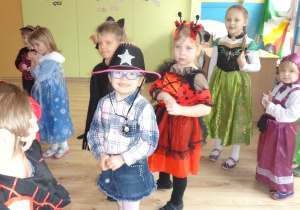 Dzieci bawią się na balu karnawałowym