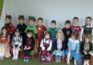 Dzieci pozują do zdjęcia grupowego