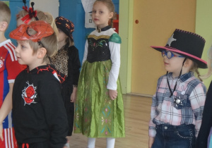 Dzieci słuchają instrukcji prowadzącego do zabawy