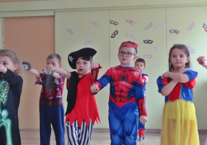 Dzieci tańczą do utworu Macarena
