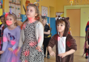 Dzieci uderzają rączkami w kolana
