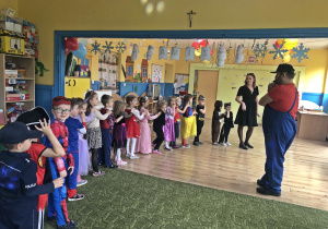 Dzieci ustawiają się w _pociąg
