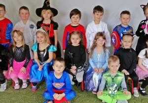 Dzieci w strojach karnawałowych pozują do zdjęcia