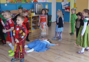 Dzieci wykonują różne ruchy przy muzyce