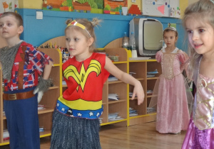 Dzieci wykonują układ do utworu Macarena