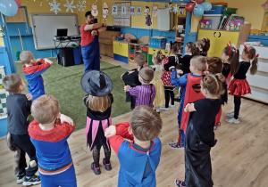 Dzieci tańczą szybkie tańce