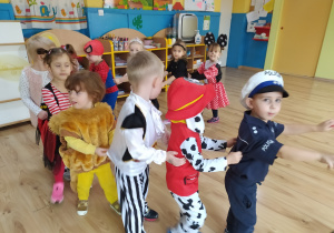 Dzieci bawią się w pociąg