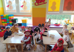 Dzieci częstują się smakołykami