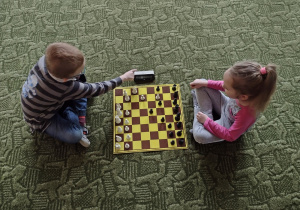 Dzieci ćwiczą jak najszybsze ruchy w szachach