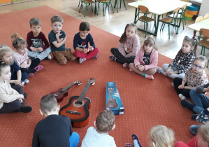 Dzieci poznają ukulele i gitarę