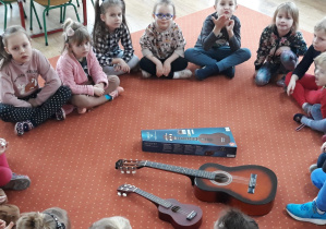 Dzieci poznają ukulele i gitarę