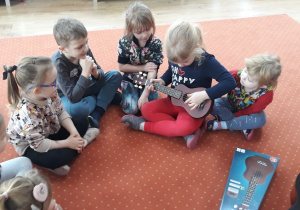 Dzieci poznają ukulele