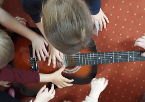 Przedszkolaki oglądają gitarę