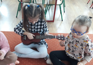 Dziewczynka gra na ukulele
