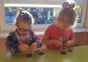 Dziewczynki kruszą czekoladowe chrupki