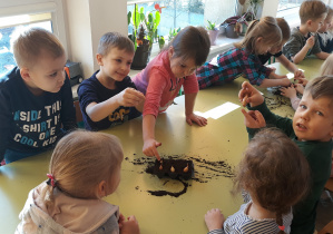 Dzieci sadzą cebulkę