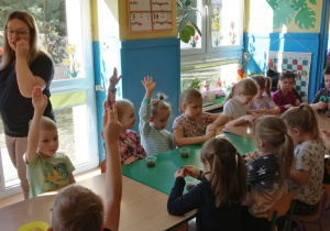 Dzieci wypowiadają się na temat warstw ziemi