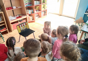 5- latki oglądają bajkę o przyprawach
