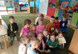 Dzieci oglądają film edukacyjny o przyprawach