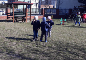 Zabawy na świeżym powietrzu w ogrodzie przedszkolnym