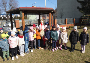 5 - latki stoją z Marzanną