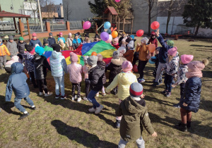 Dzieci łapią balony