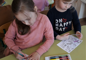 Dzieci kolorują kolorowankę ze skarpetkami