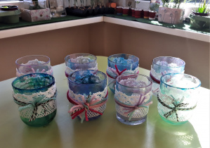 Szklane pojemniczki wykonane przez Dzieci