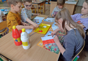 Dzieci kolorują flagi polski
