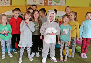 Dzieci pozują do zdjęcia z wielkanocnym zajaczkiem